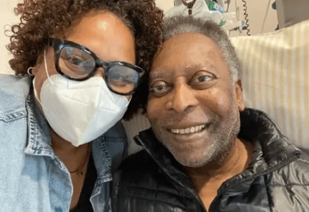 Junto a sus hijas, pasará Pelé la Navidad en el hospital