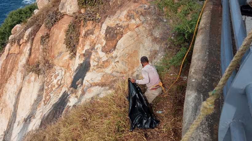 Limpian basura que turistas y locales arrojan a Sinfonía del Mar de Acapulco