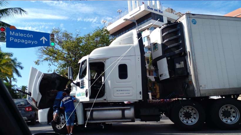 Causa estragos tráiler averiado en Costera de Acapulco