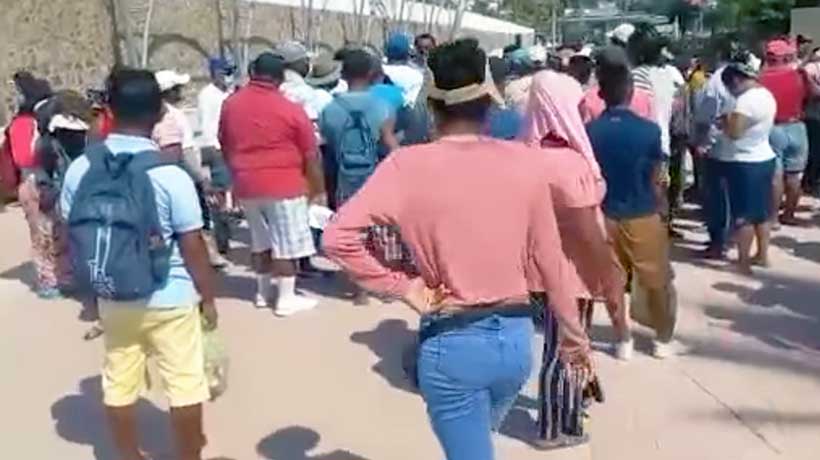 Afecta a turisteros obra de acceso a playa en La Diana de Acapulco