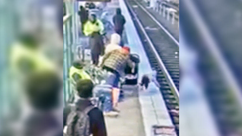 VIDEO: Empuja mujer a niña de tres años a las vías del tren en EU