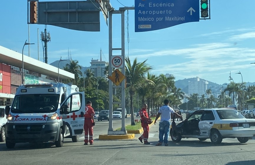 Chocan ambulancia y colectivo en la Costera de Acapulco