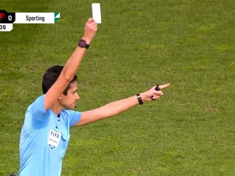 Árbitro de fútbol hace historia en Portugal; sacó la primera tarjeta blanca en un partido