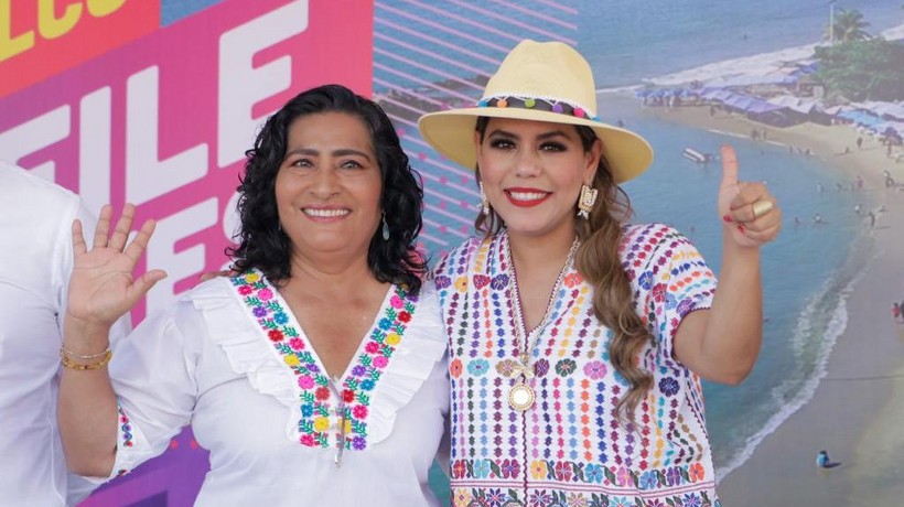 Dan Abelina López y Evelyn Salgado banderazo al Desfile de Globos Gigantes