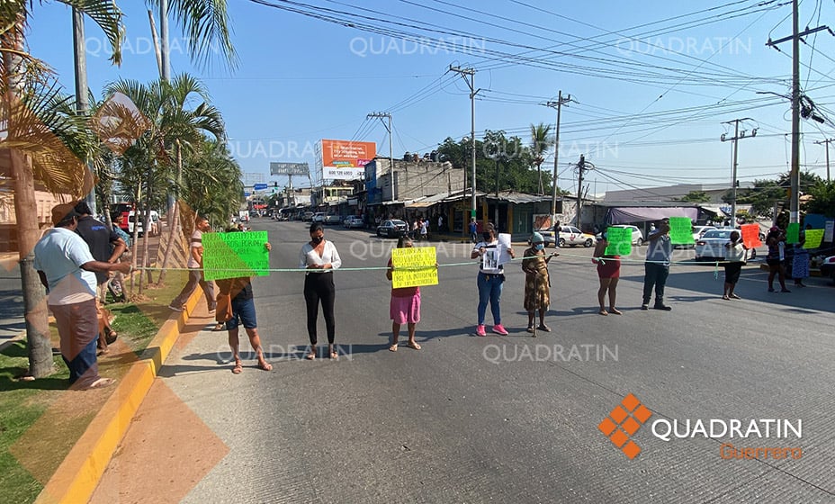 Bloquean padres de familia bulevar Vicente Guerrero de Acapulco