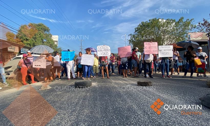 Bloquean carretera en El Quemado; padres de familia exigen señalamientos viales