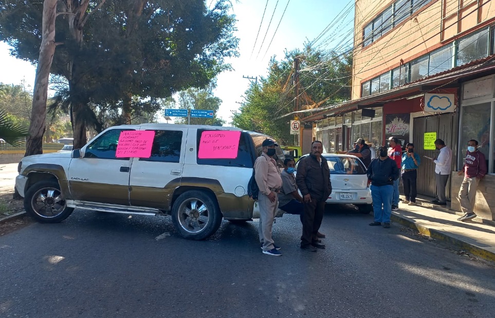 Bloquean jubilados de la FGE lateral de la Autopista del Sol en Chilpancingo