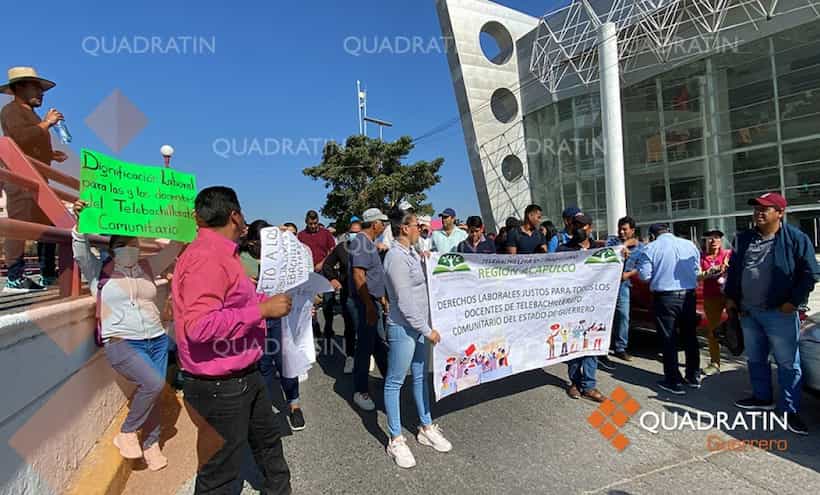 Con bloqueo en Chilpancingo exigen maestros pago de salarios y aguinaldos