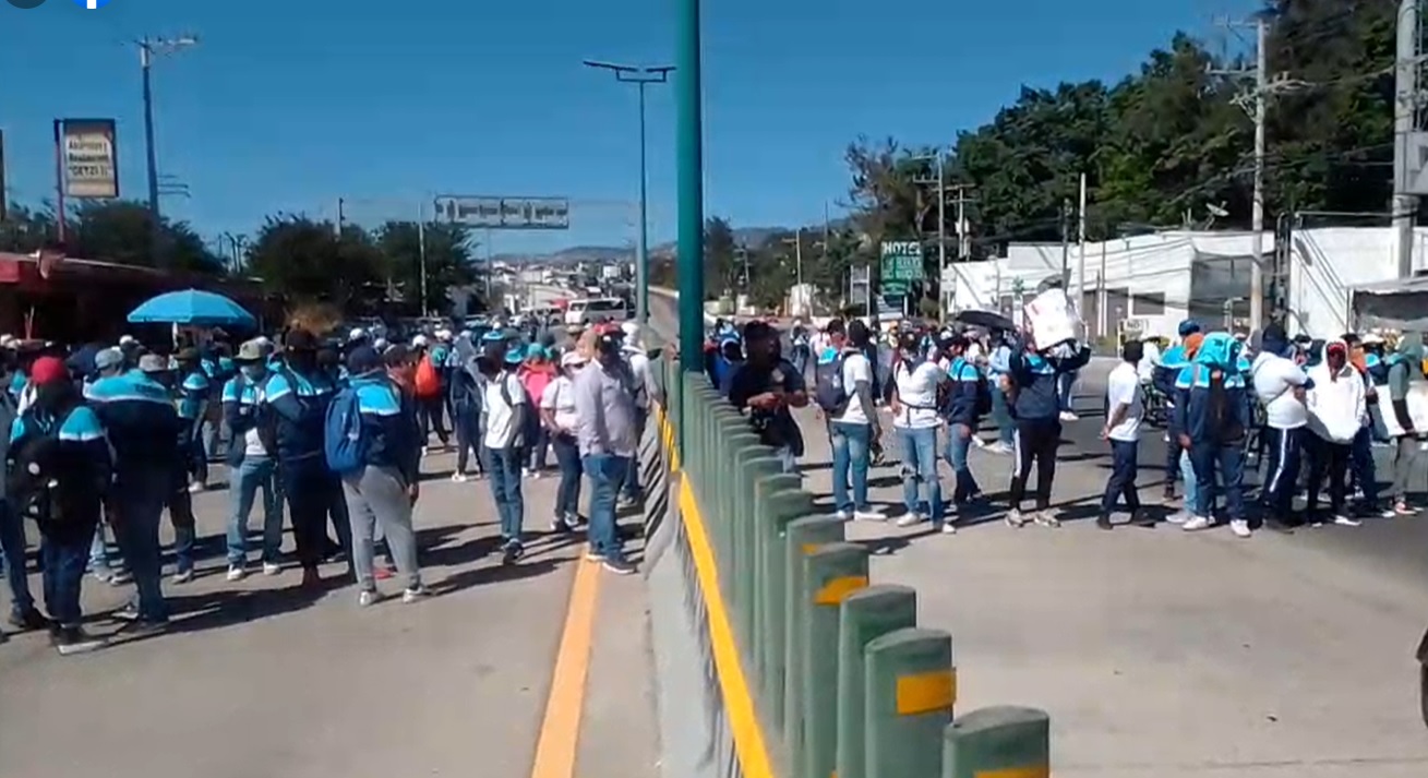 Bloquean normalistas y maestros la Autopista del Sol en Chilpancingo