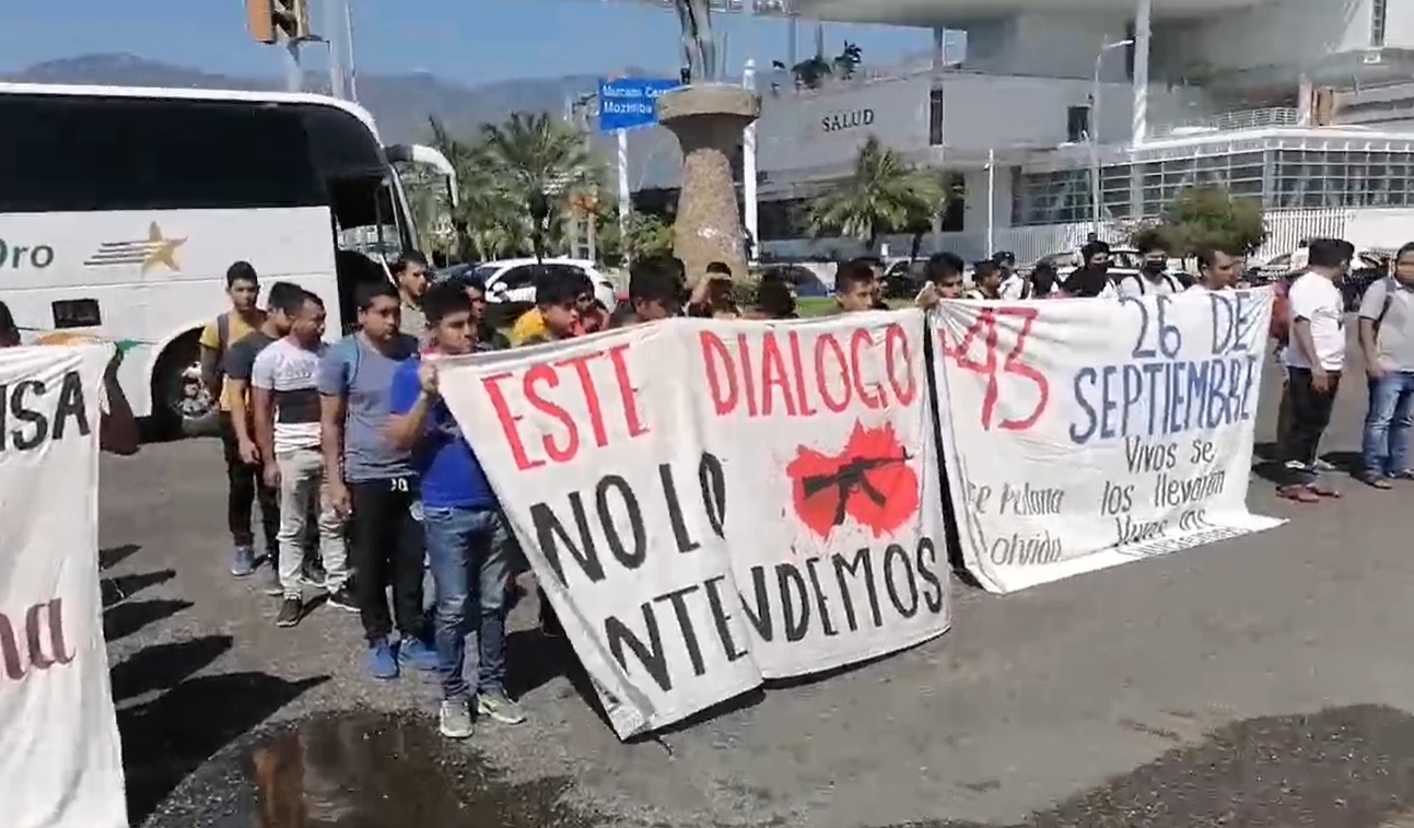 Otro bloqueo en Costera; ahora protestan normalistas de Ayotzinapa