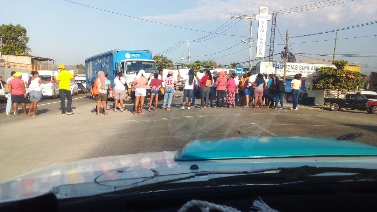 Con bloqueo carretero en zona rural de Acapulco exigen transformador para una escuela