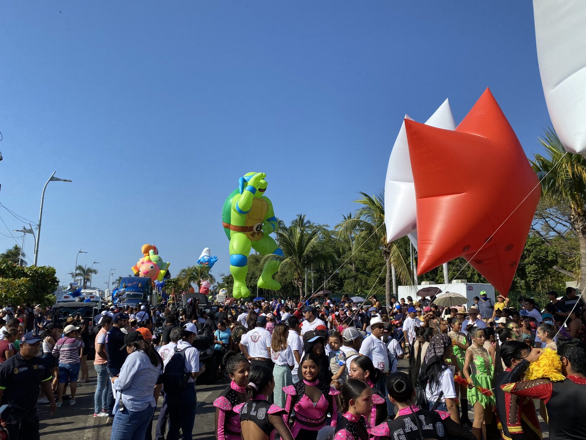 Día de Reyes: Asisten miles de personas al Desfile de Globos en Acapulco