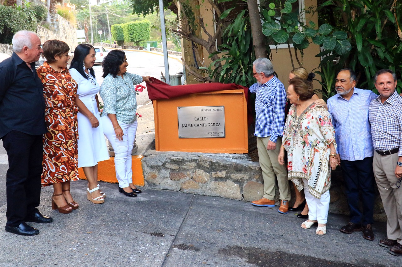 Develan placa de calle en Acapulco en honor a Jaime Camil