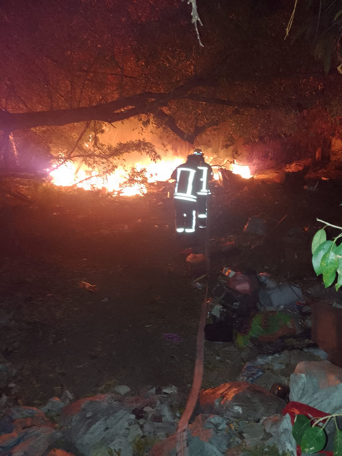 Quema de basura y pastizal provcan incendios en Acapulco