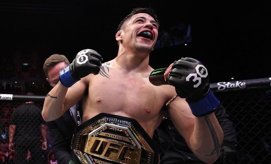 Gana mexicano campeonato de la UFC; aficionados furiosos le arrojaron cerveza