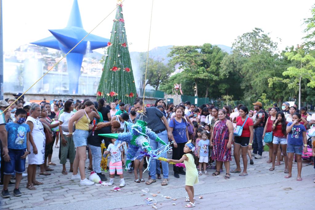Finalizan con “Piñatón” festejos por Día de Reyes en Acapulco