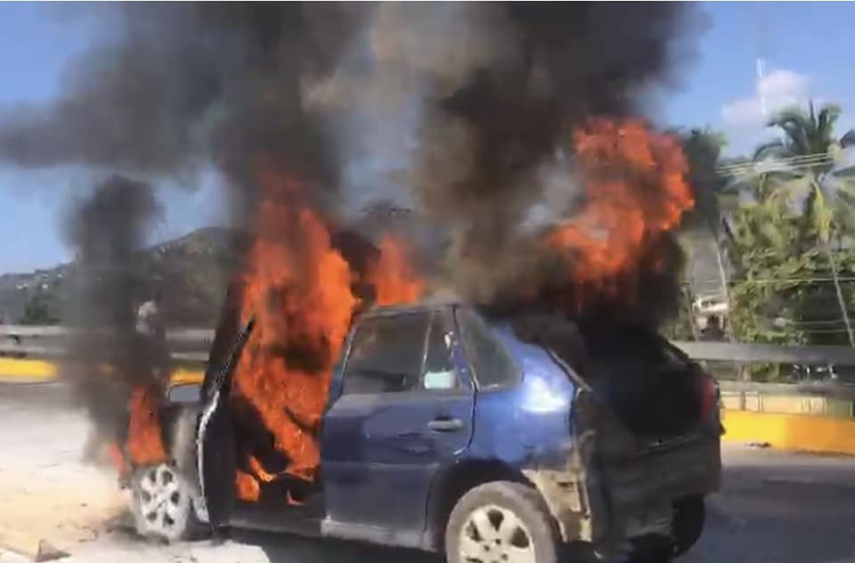 Incendio consume auto en puente del bulevar Vicente Guerrero de Acapulco