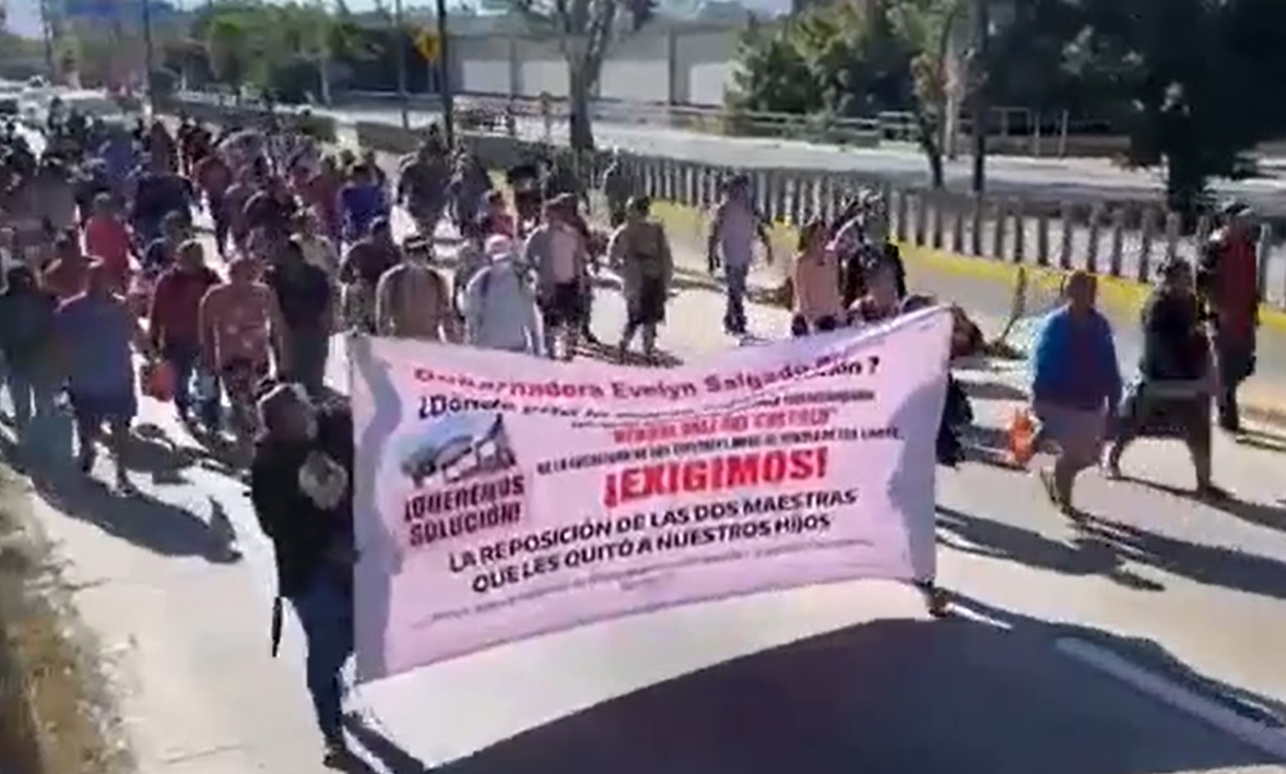 Marcha en la Autopista del Sol: Exigen padres de familia reposición de docentes en Ayutla