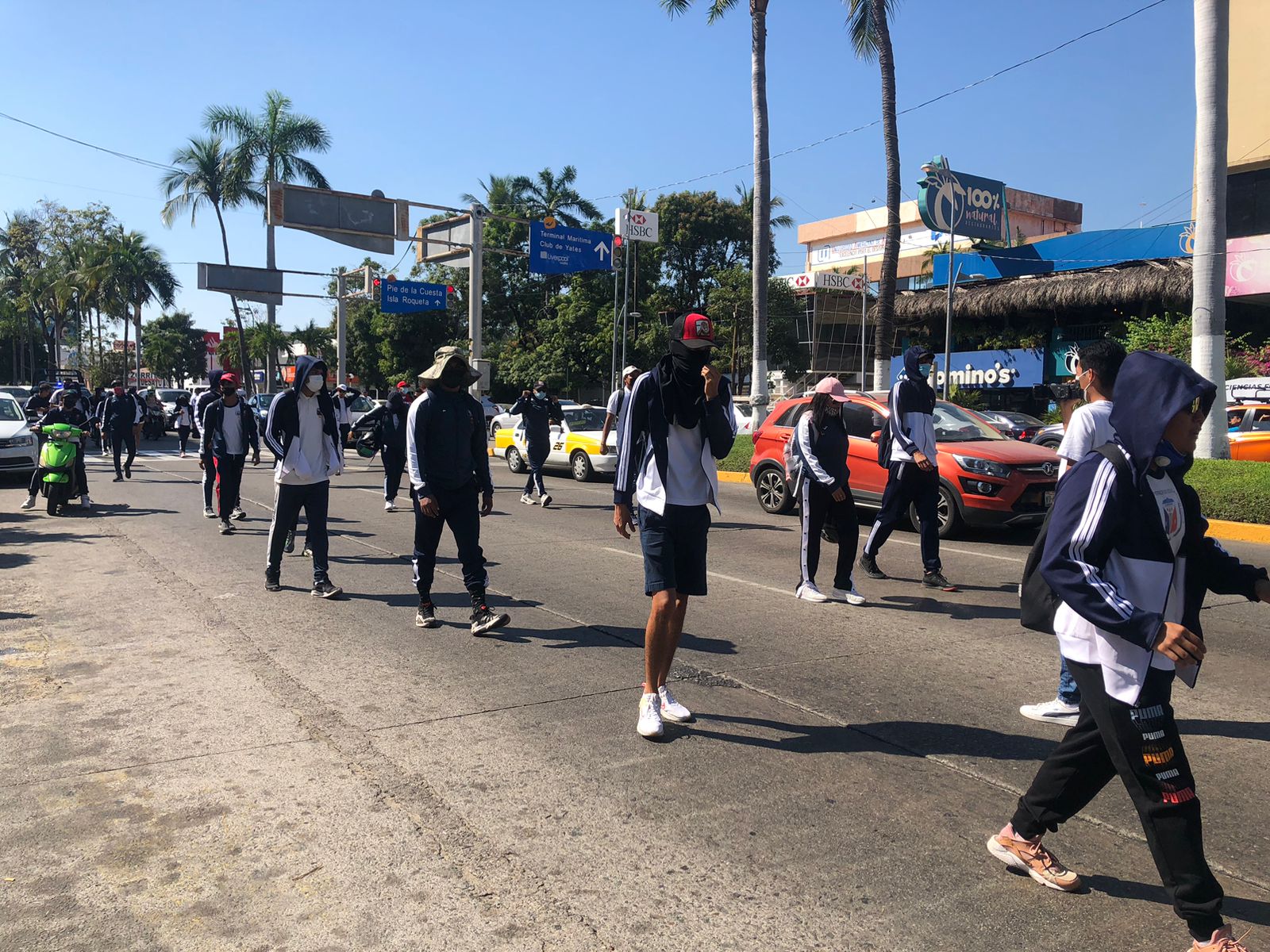 Marchan estudiantes de la ESEF hacia La Diana de Acapulco
