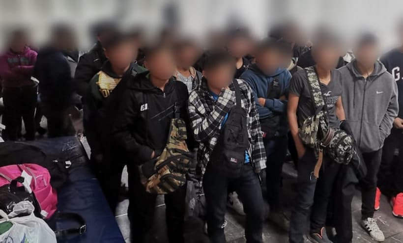 Encuentran 57 menores guatemaltecos en dentro de un remolque en Chihuahua