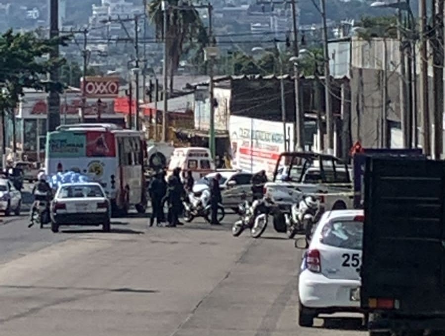 Hallan cuerpo en el taxi robado por delincuentes abatidos en Acapulco