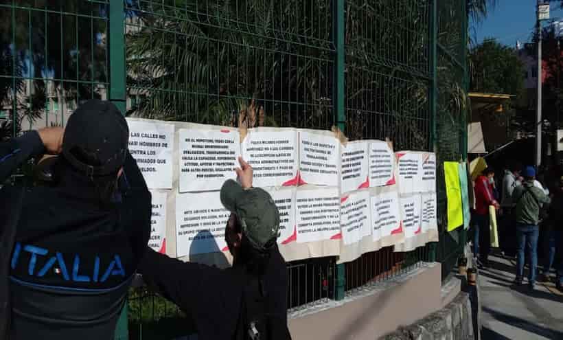 Protestan trabajadores de la FGE en Chilpancingo; denuncian adeudos