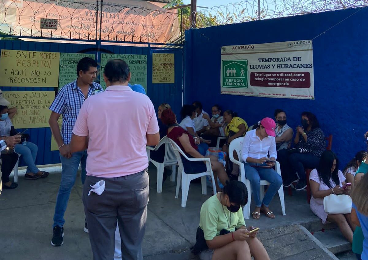 Cierran padres de familia accesos a secundaria Amado Nervo de Acapulco