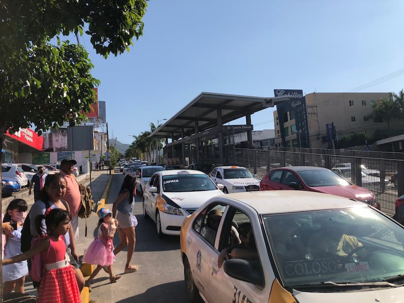 Se desquicia el tránsito vehicular en la avenida Cuauhtémoc de Acapulco