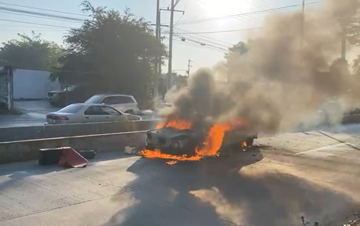 Se incendia taxi colectivo en la carretera Cayaco-Puerto Marqués