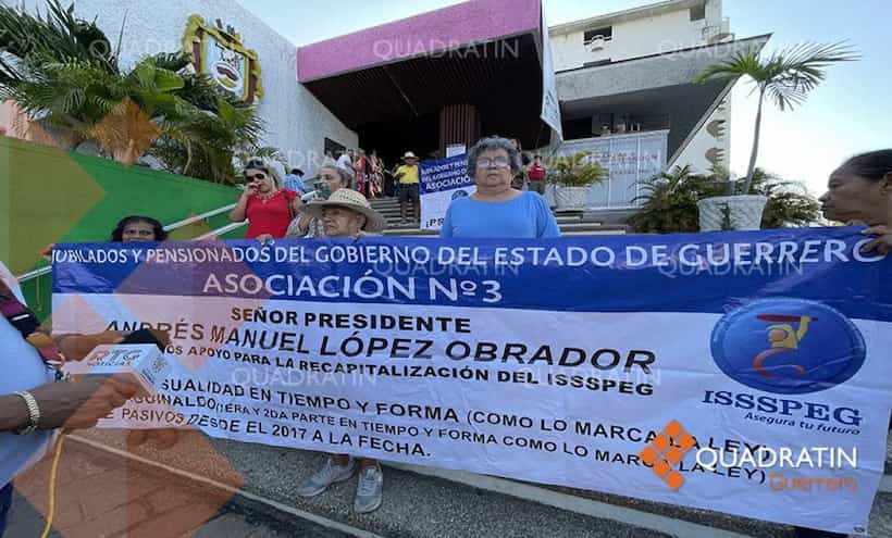 Toman jubilados instalaciones de Finanzas en Acapulco; exigen pagos