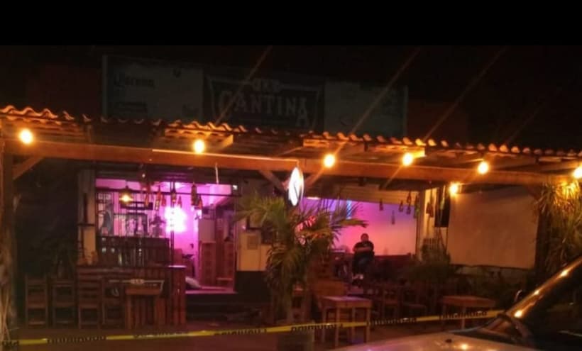 Ultiman a dos hombres en un bar de Acapulco