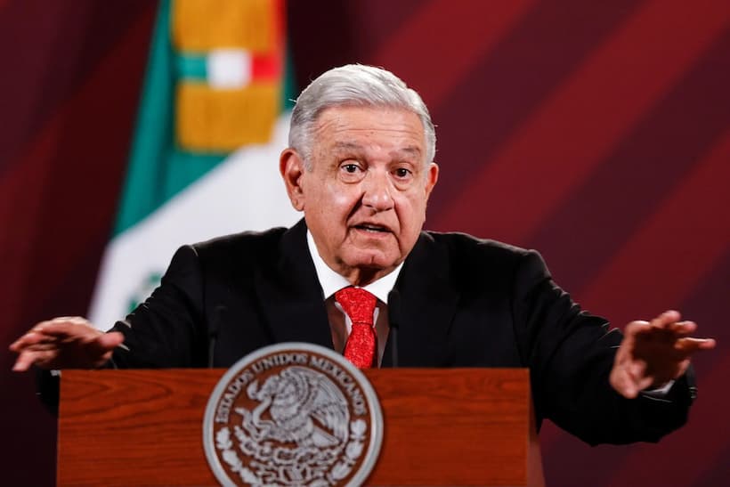 Desafía AMLO al INE y por segundo día consecutivo coloca posdata en La Mañanera