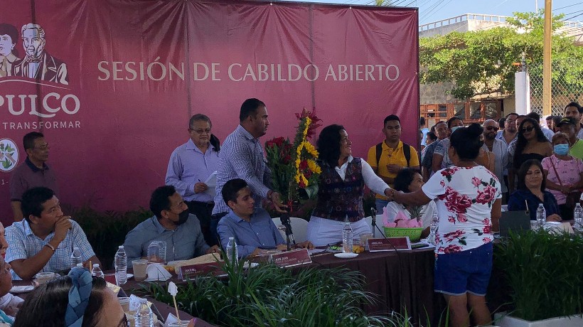 Entre porras y demandas celebra Abelina sesión de Cabildo en La Poza