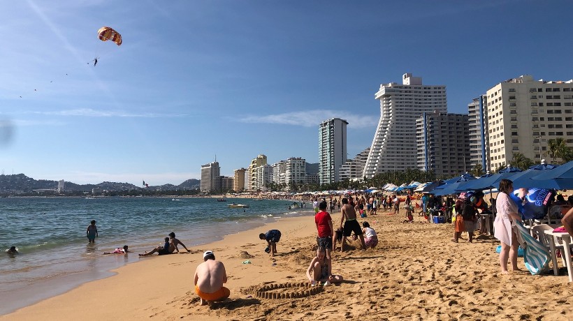 Prohíben en Acapulco beber alcohol en accesos a playas