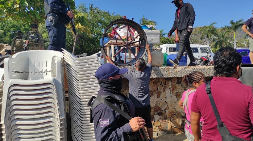 Retiran estufas y tanques de gas LP de playas de Acapulco