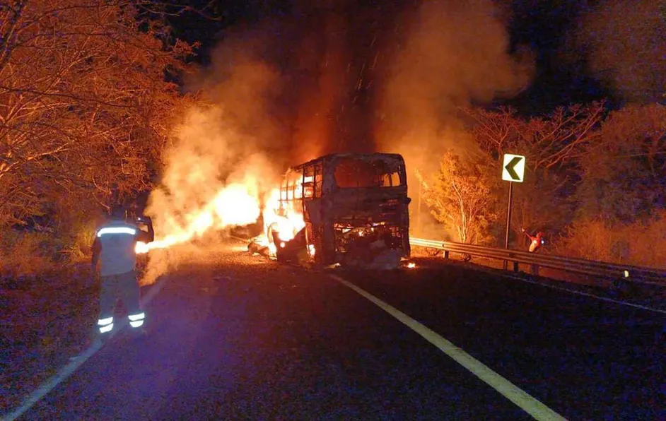 Se incendia autobús en la carretera Acapulco-Zihuatanejo