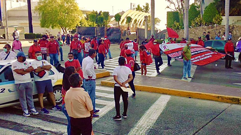Bloquean sindicalizados la avenida Costera de Acapulco
