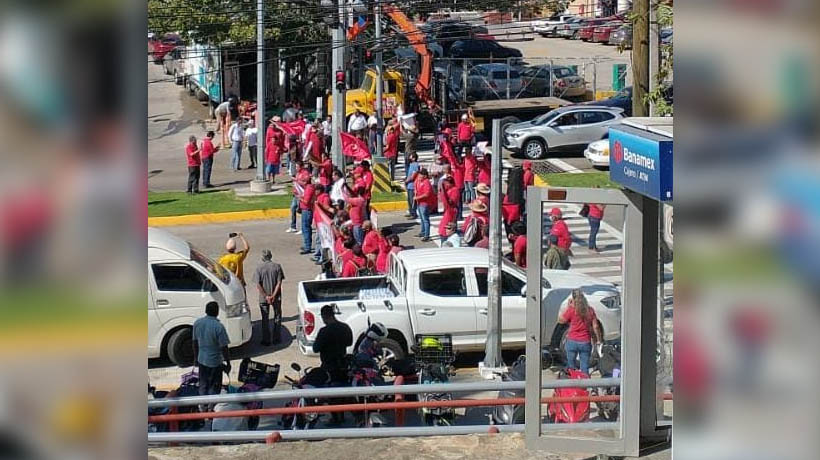 Bloquean avenida Cuauhtémoc de Acapulco