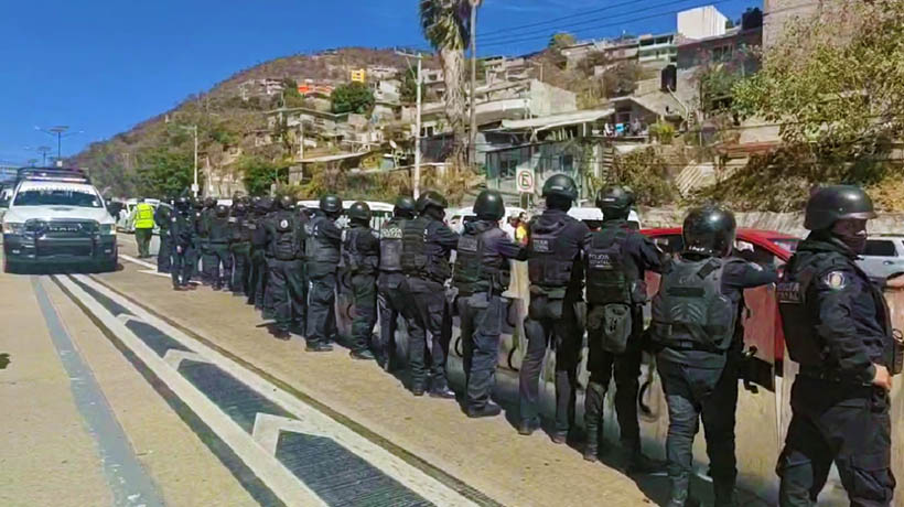 Bloquean la Autopista del Sol tras detención de autodefensas en Guerrero