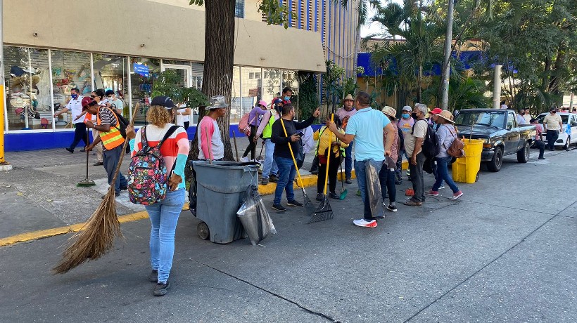 Despliegan brigada de limpieza tras desfile de globos gigantes en Acapulco