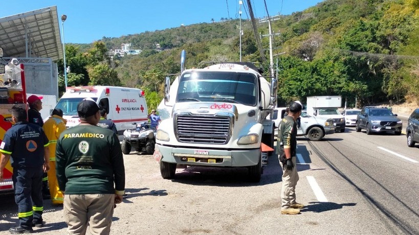 Alertan por incendio de pipa de combustible en la Escénica de Acapulco