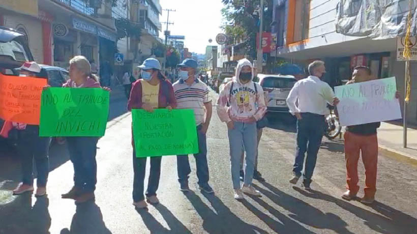 Bloquean en Chilpancingo defraudados por el INVICH