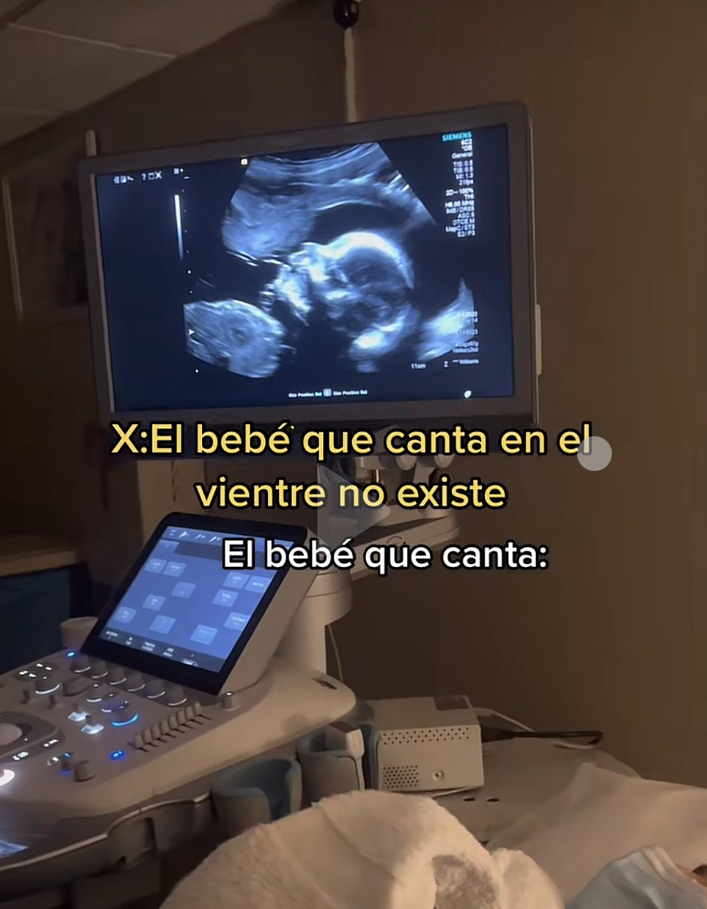 Un bebé canta en el vientre de su mamá