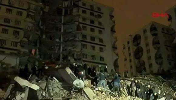 Esta madrugada se registra terremoto de 7.8 en Turquía, edificios caídos.