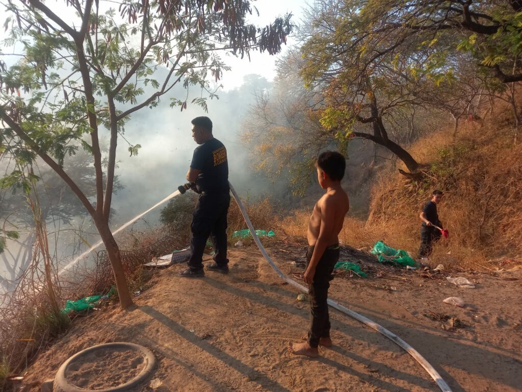 Los incendios sofocados consumieron cerca de 2 y 8 hectáreas de terreno.