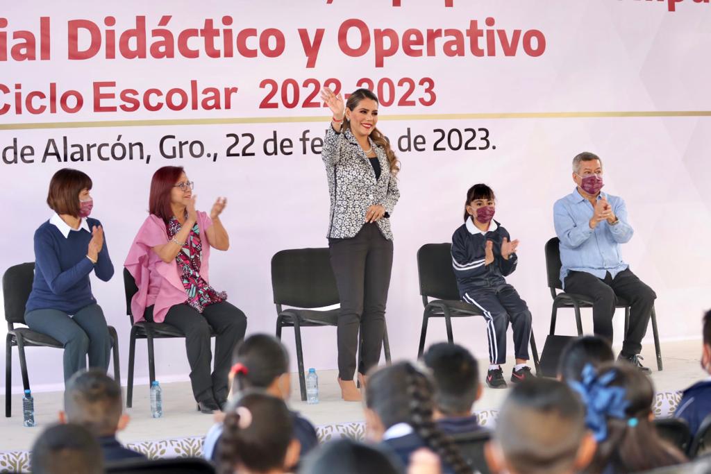 Apoya Evelyn Salgado la educación en Taxco con entrega de uniformes y material didáctico