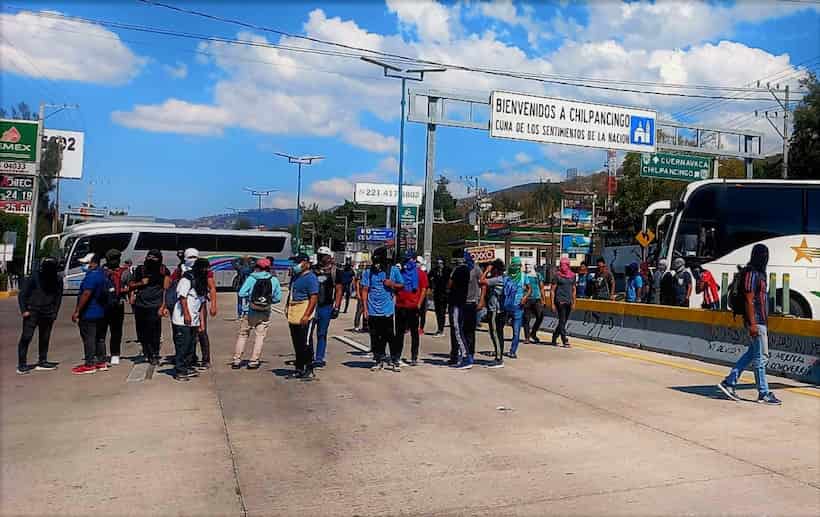 Bloquean normalistas de Ayotzinapa la Autopista del Sol en Chilpancingo