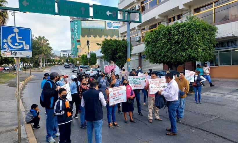 Con bloqueo exigen en Chilpancingo construcción de aula para una escuela