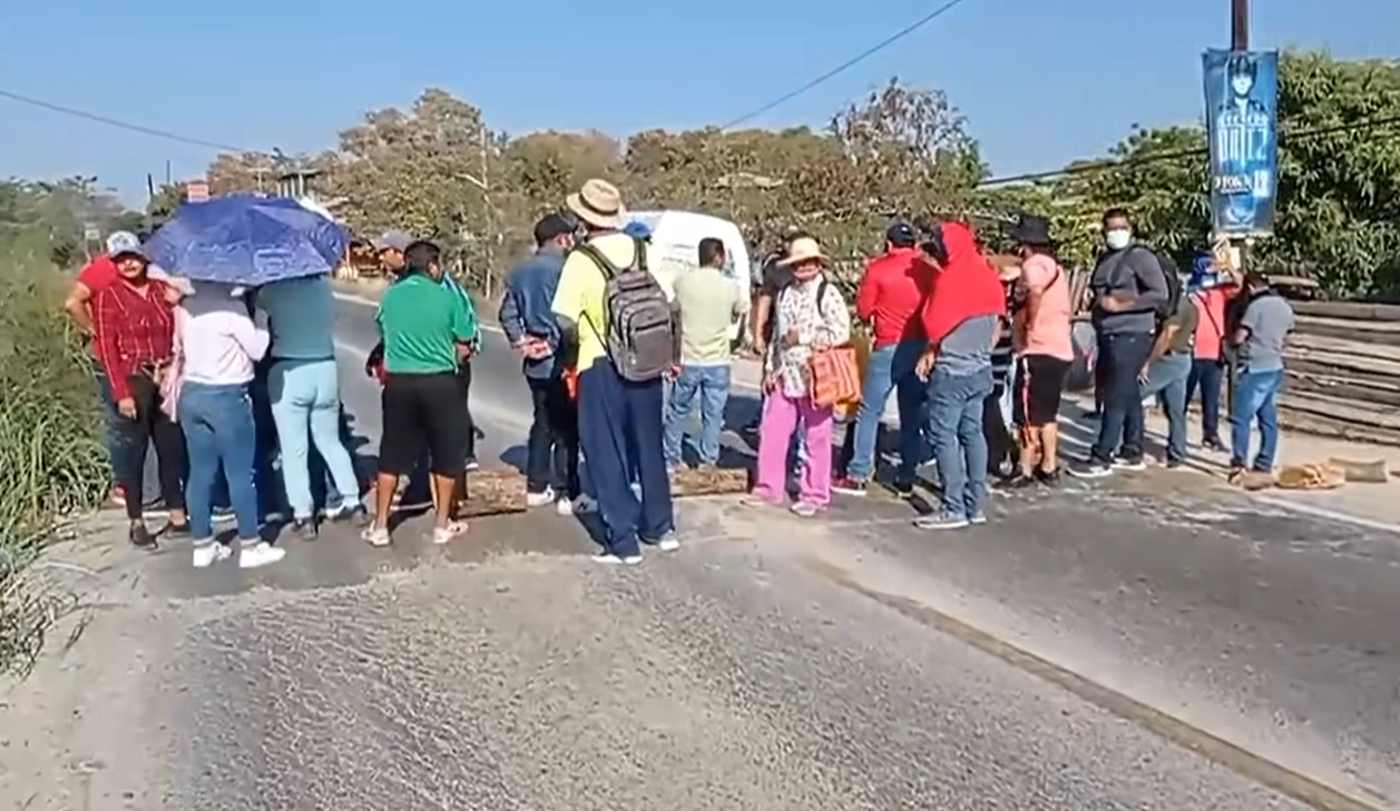 Bloquean padres de familia carretera en Atoyac