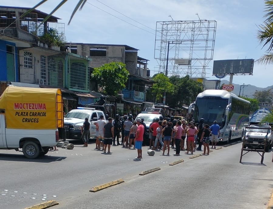Bloqueo en Acapulco: Vendedores de coco y artesanías denuncian hostigamiento